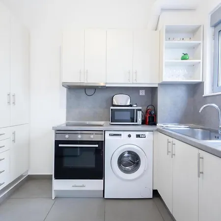Renovated 5 Bdr House Near Acropolis - New Beds, Terrace & Yard Holiday home
