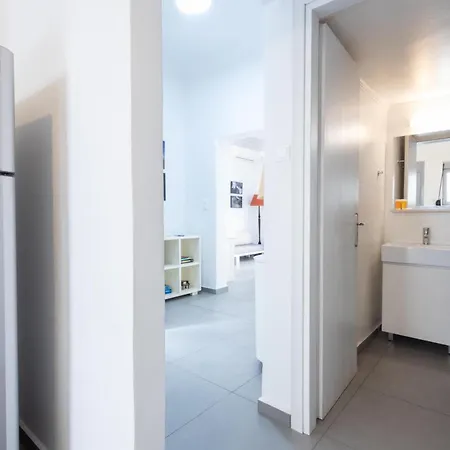 بيت للعطل Renovated 5 Bdr House Near Acropolis - New Beds, Terrace & Yard أثينا