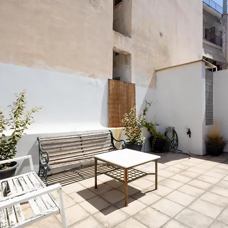 Renovated 5 Bdr House Near Acropolis - New Beds, Terrace & Yard Holiday home *