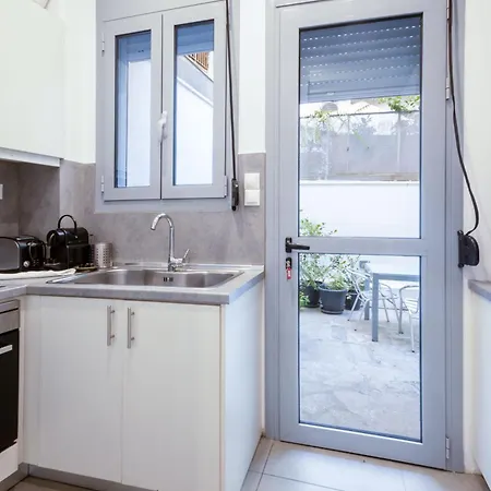 Renovated 5 Bdr House Near Acropolis - New Beds, Terrace & Yard * Athens
