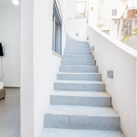 Renovated 5 Bdr House Near Acropolis - New Beds, Terrace & Yard