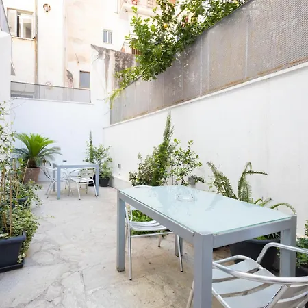 Renovated 5 Bdr House Near Acropolis - New Beds, Terrace & Yard *