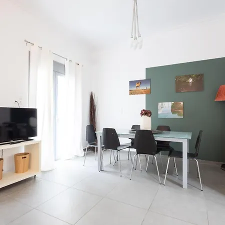 Renovated 5 Bdr House Near Acropolis - New Beds, Terrace & Yard بيت للعطل *