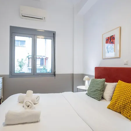 بيت للعطل Renovated 5 Bdr House Near Acropolis - New Beds, Terrace & Yard أثينا