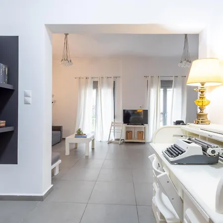 Renovated 5 Bdr House Near Acropolis - New Beds, Terrace & Yard *