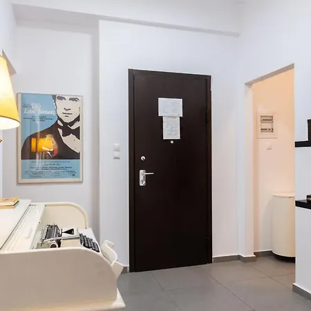 Renovated 5 Bdr House Near Acropolis - New Beds, Terrace & Yard Holiday home