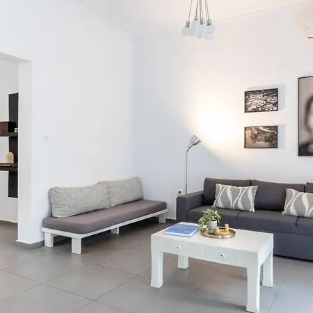 Renovated 5 Bdr House Near Acropolis - New Beds, Terrace & Yard * أثينا