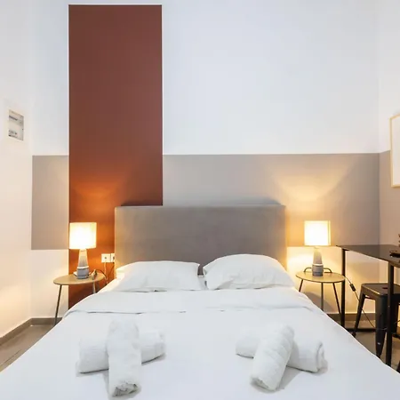 Renovated 5 Bdr House Near Acropolis - New Beds, Terrace & Yard Holiday home *