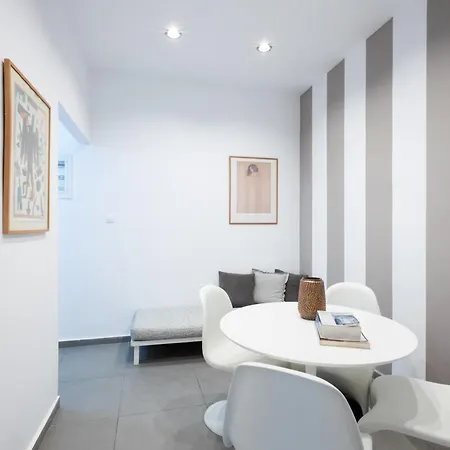 Renovated 5 Bdr House Near Acropolis - New Beds, Terrace & Yard * Athens