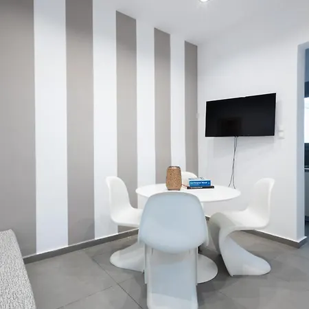 Renovated 5 Bdr House Near Acropolis - New Beds, Terrace & Yard